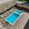 https://cdn-ostrovok-ru-ion.test.edgekey.net/t/100x100/hotel_review/e9/23/e9237cc62d8ea64bfbfb324b3af691a628259869.JPEG