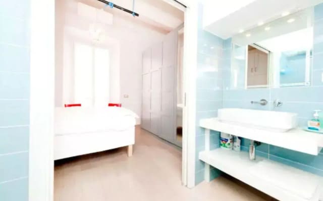 Sunny Flat in Elegant Building Close to Colosseum