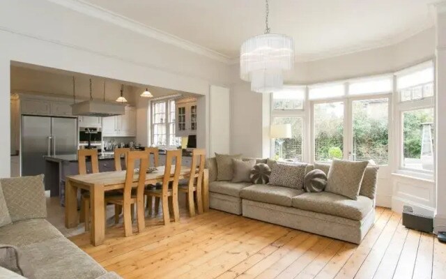 Veeve  Impressive 5 Bed Detached House Near Wimbledon