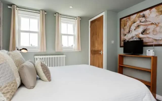 Veeve 2 Bed House Heathfield North Twickenham