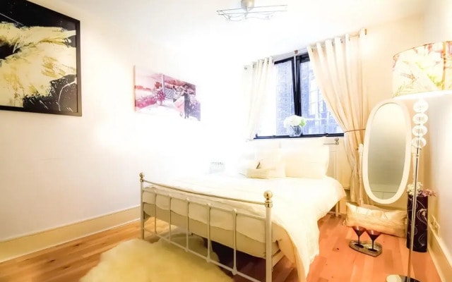 ROCH Lovely Townhouse 4 Bed 2 Bath