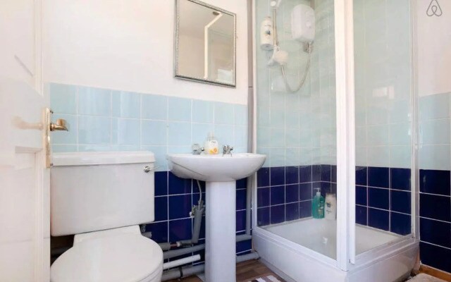 Two bedrooms self-contained flat with Free Parking - Flat 2