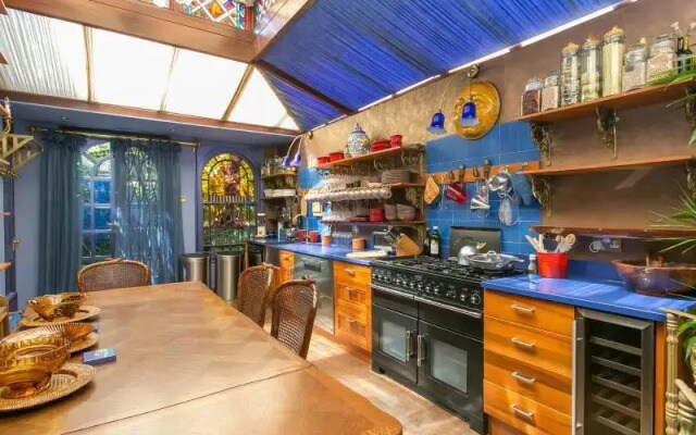 Veeve 2 Bed Maisonette Brook Green West Kensington