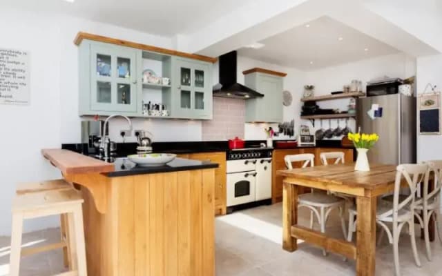 Veeve 2 Bed House Heathfield North Twickenham