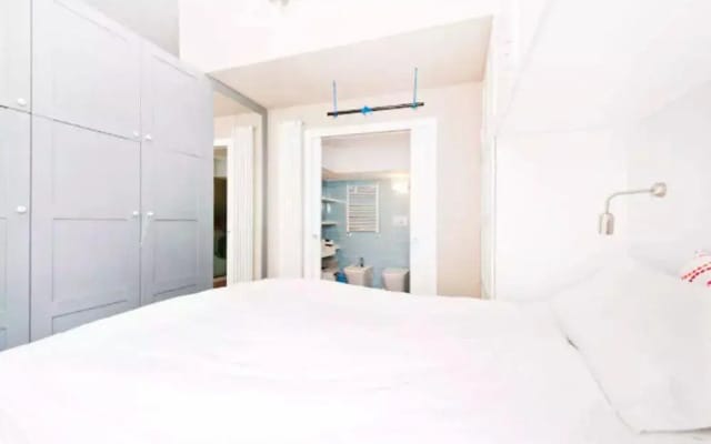 Sunny Flat in Elegant Building Close to Colosseum