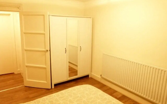 SS Property Hub - Canary Wharf Apartment