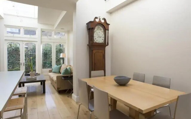 Veeve Townhouse Chacarty Road West London