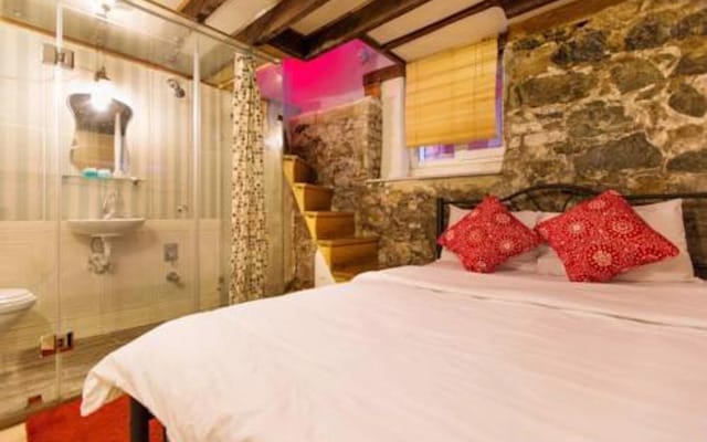 Aretias Antique House