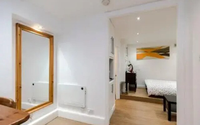 2 bedroom modern apartment on historic Marylebone Lane