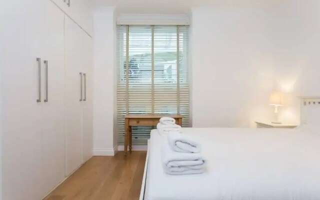 Spacious 2 Bed Flat by Hyde Park