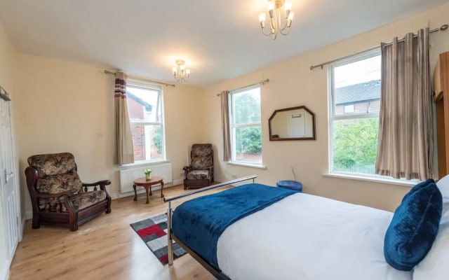 10 Guests - Free Parking - City Centre