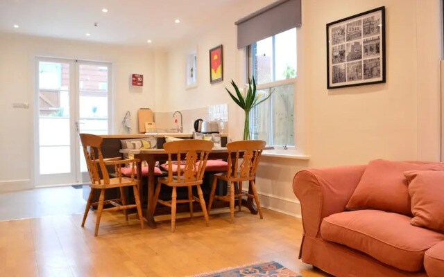 Shepherd's Bush 2 Bedroom Flat With Garden