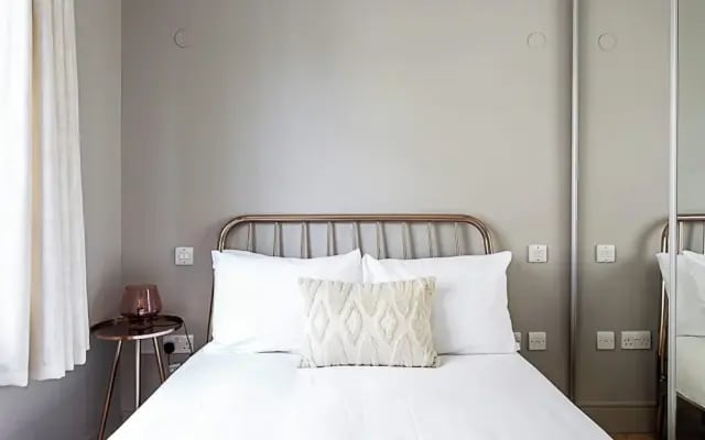 Modern Brentford Flat