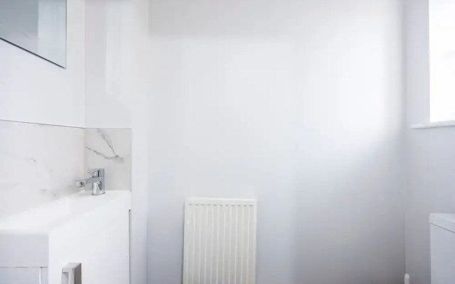 Newly Refurbished Charming 3-bed House in Barking