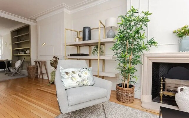Beautiful 5 Bedroom Home With Garden in South Kensington