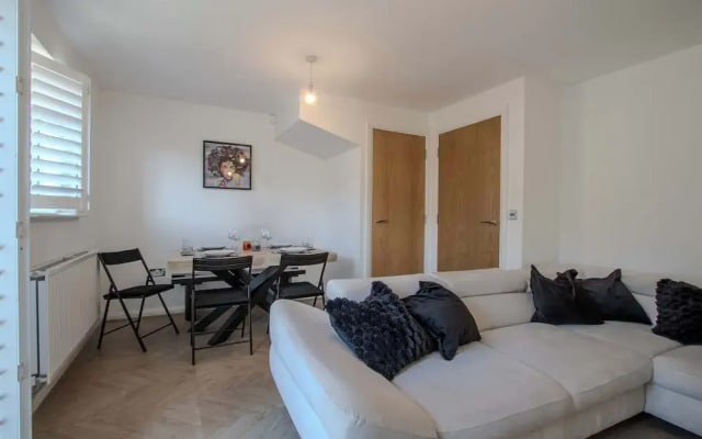 Modern 2-bed House In Swinton - Private Parking