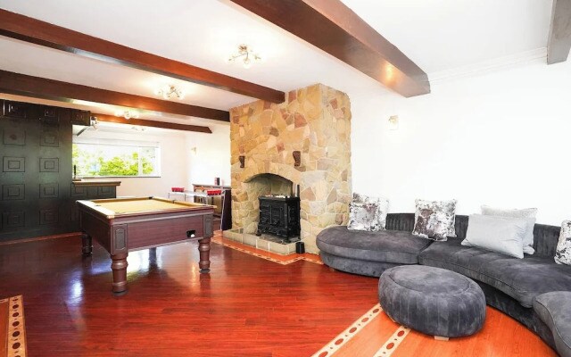 Spa Home With Swimming Pool, Hottub, and Sauna