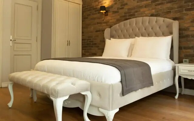 Louis Rooms