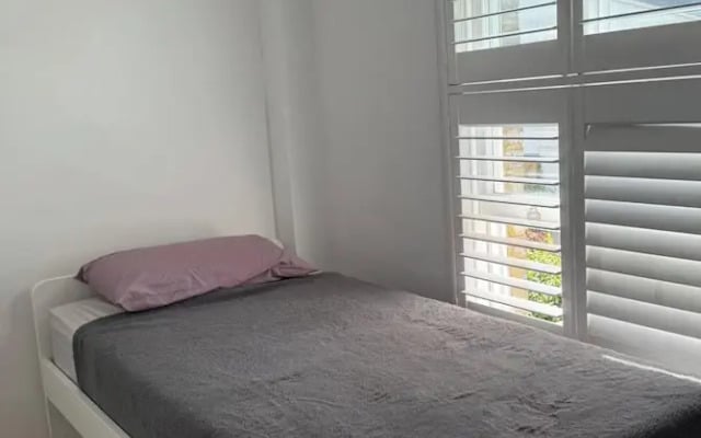 5 Bed House - Sleeps 8 - Pets - Parking - Wifi
