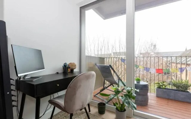 Tranquil & Stylish 1 Bedroom Flat With Private Balcony