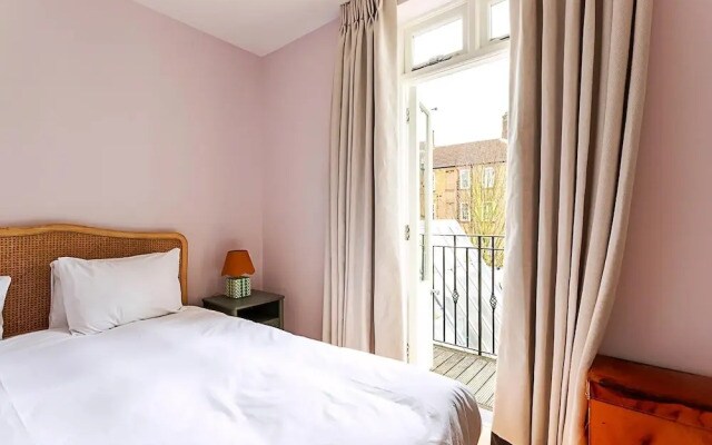 Chic Gunter Grove Flat - London Retreat