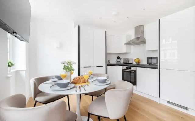 Modern 1BR with Balcony by Soho