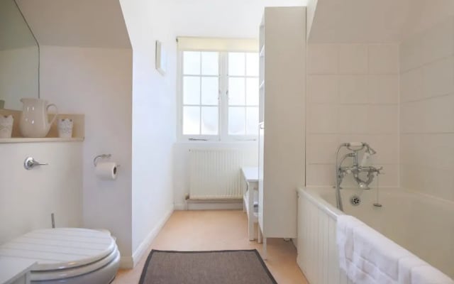 Stunning 3 Bedroom Home With Private Back Garden