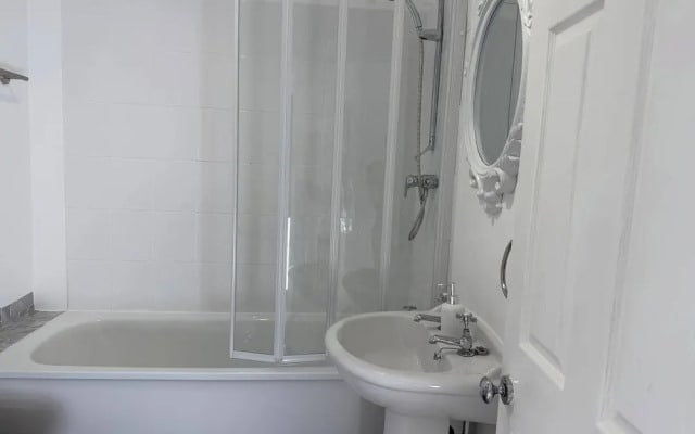 Urban Calm Spacious 3-bed Home With Free Parking