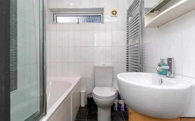 Spacious 1BD Flat w/ Garden - Hammersmith!