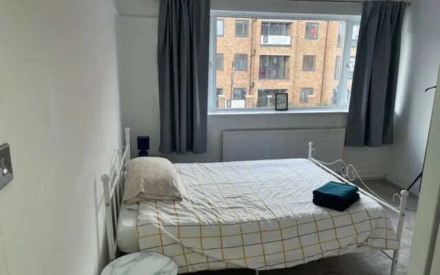 Albans Road Apartment - 4 Bedroom Luxury Stay