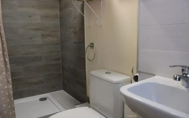 Impeccable Spacious 6-bed House in Romford