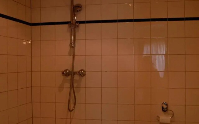 Hotel 83