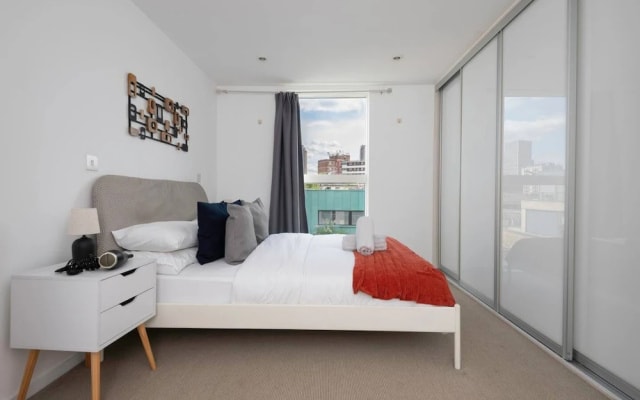 Old Street - Sleek Apartment