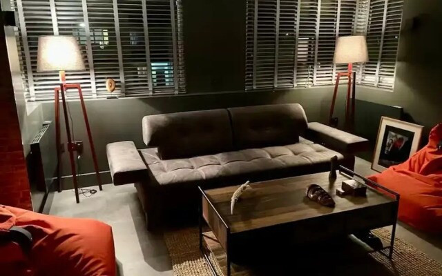 Apartment - Sleeps 4 - Parking - Near Station