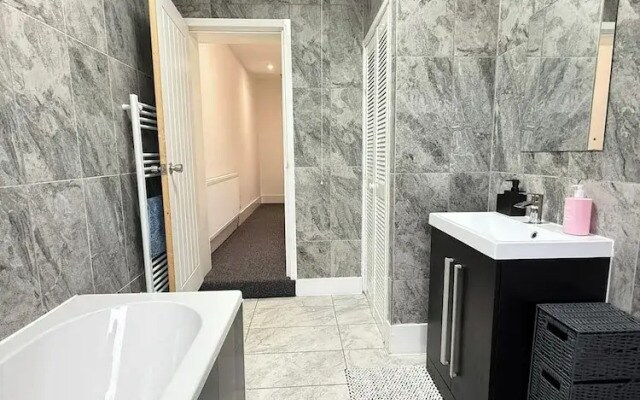 Crewe - House - Sleeps 8 - Private Hot Tub