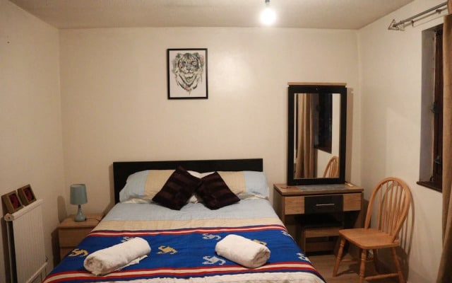 Comfortable 2-bed House in London Zone 2