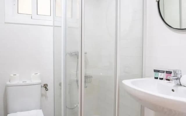 Bright and modern 4BD with terrace near Arc de Triomf
