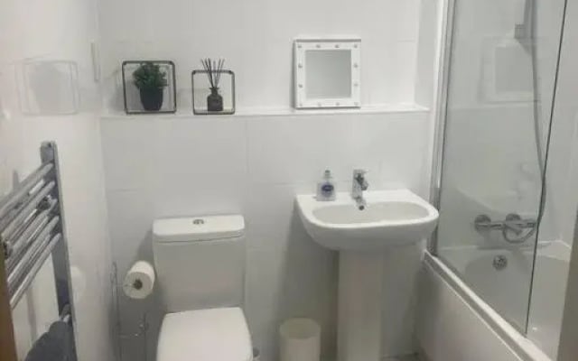 #305 1 Bedroom Serviced apartment -free parking