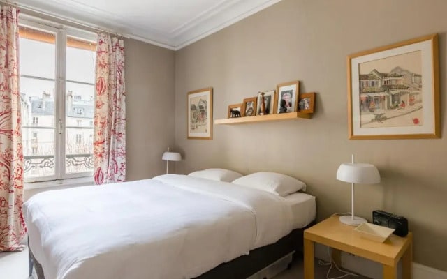 Veeve - Muted Beauty in Batignolles