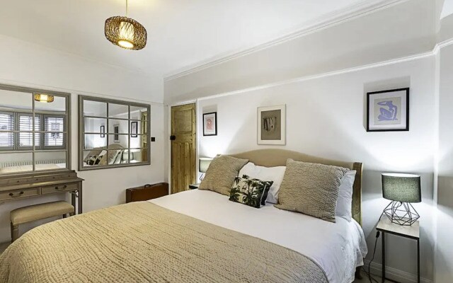 Gorgeous 4-bed Home With a Fireplace and Terrace