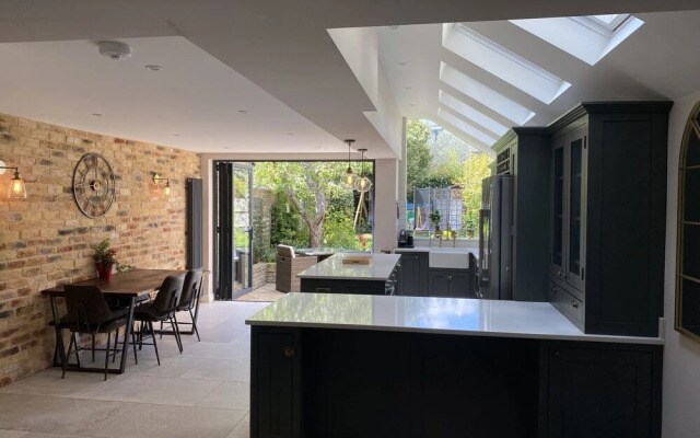 House - Sleeps 8 - Garden - Children's Play Area