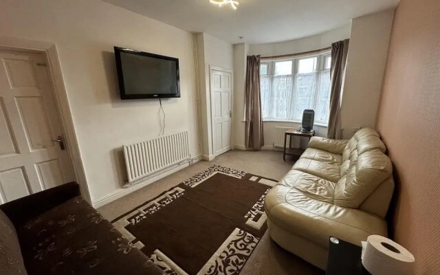 Charming Stoke House With 2 Nice Bedrooms