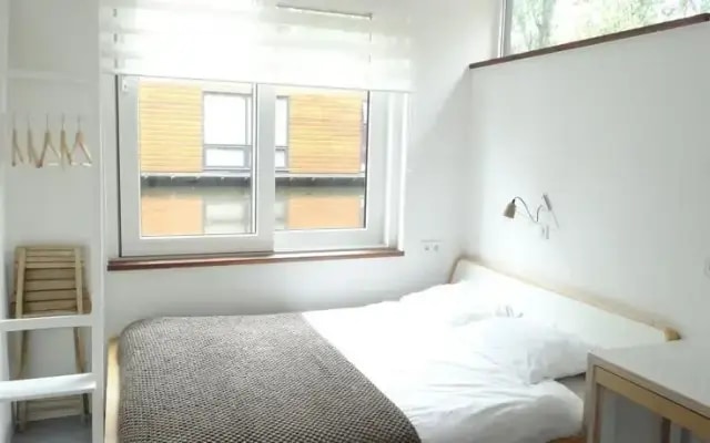 Private studio on houseboat in the centre!