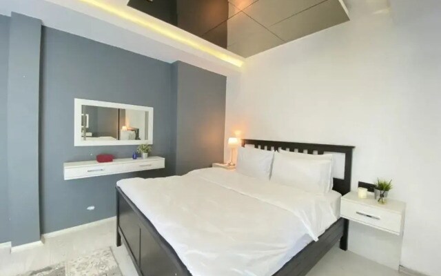 Flat With Bosphorus View and Backyard in Uskudar