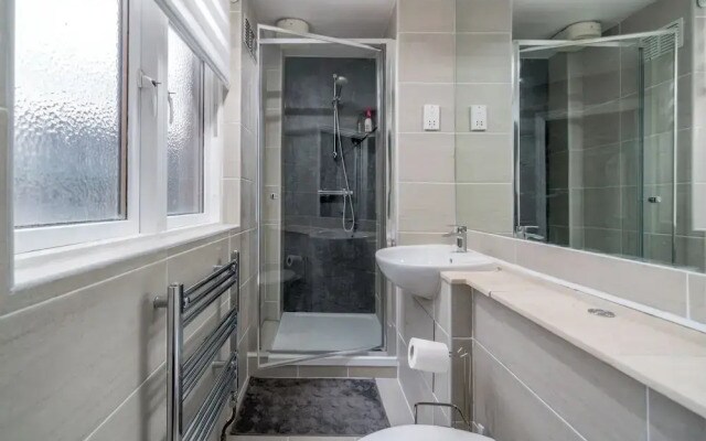 Cozy 3-bed flat near Vauxhall Gardens