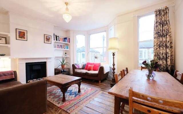 Sunny, Bohemian-style Flat For 4 in Queens Park