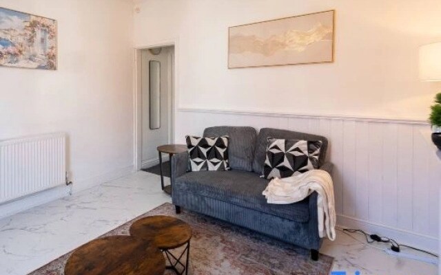 Stylish 2BDR 10m to city centre Free parking