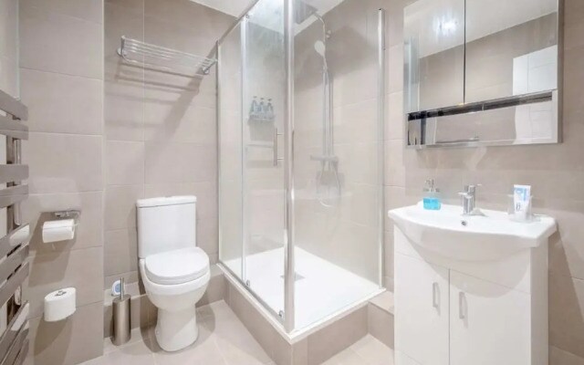 Central 2BD Flat w/ River View Balcony - Vauxhall!