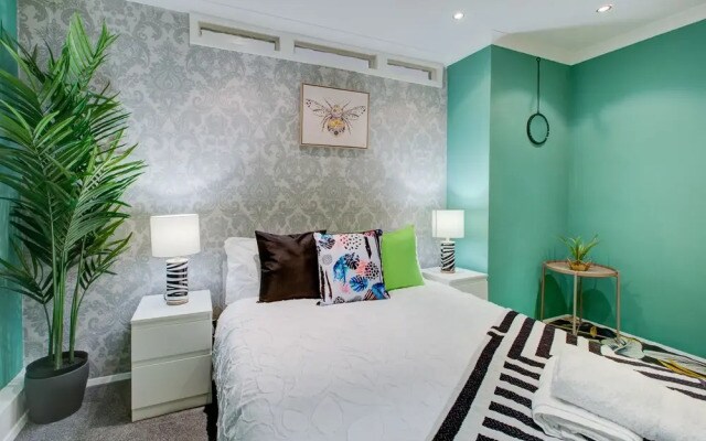 2-bedroom Private Independent Flat- Central London