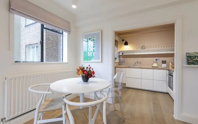 Modern 2BR flat minutes from Kensington Gardens